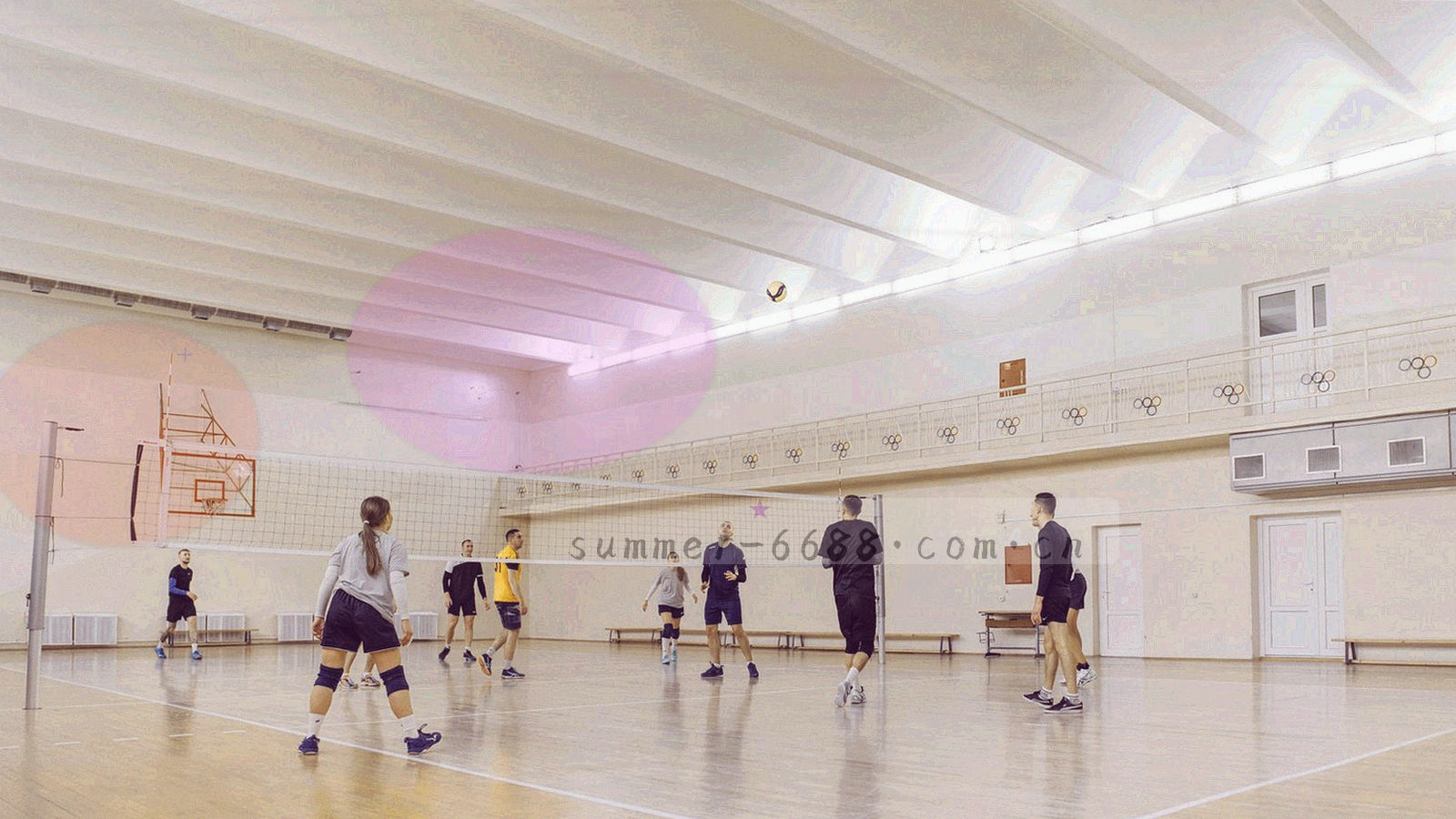 夏夜球场灯光下的绿茵与看台轮廓，暖橙与青柠绿灯光交错